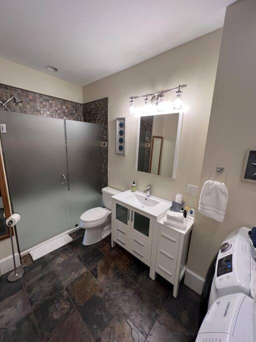 Historic Corner Apartment With Patio & Off Street Parking بورتلاند، أوريغون المظهر الخارجي الصورة