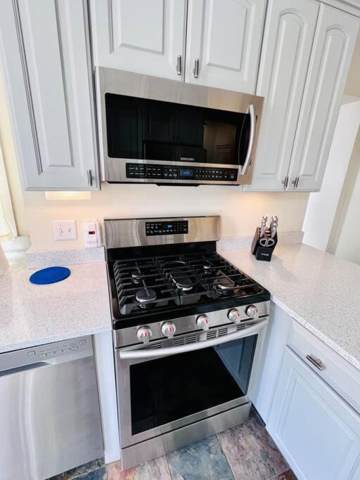 Historic Corner Apartment With Patio & Off Street Parking بورتلاند، أوريغون المظهر الخارجي الصورة