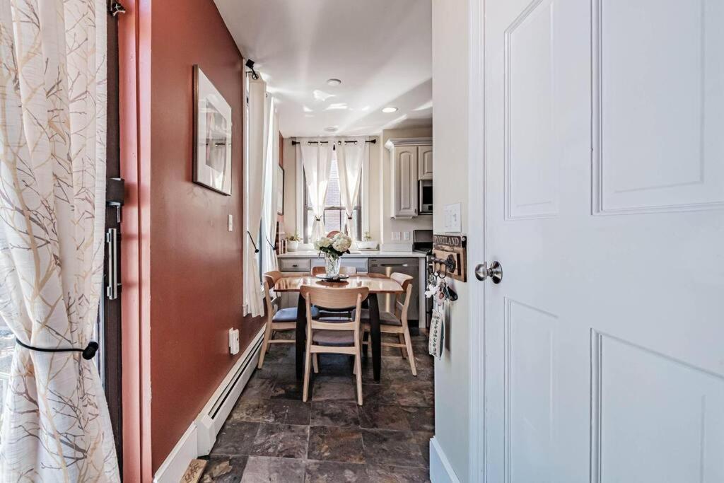 Historic Corner Apartment With Patio & Off Street Parking بورتلاند، أوريغون المظهر الخارجي الصورة
