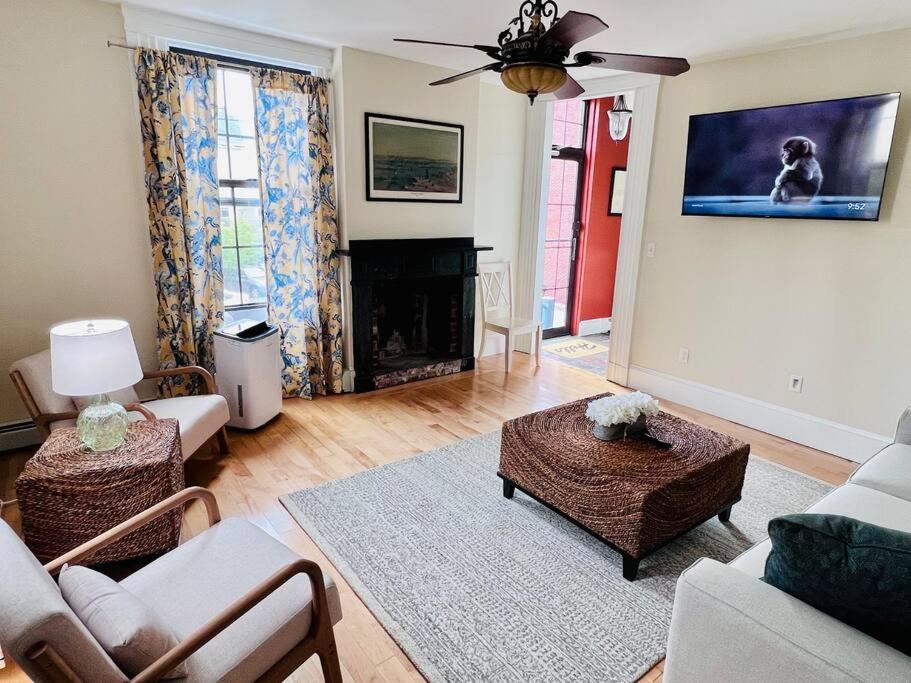 Historic Corner Apartment With Patio & Off Street Parking بورتلاند، أوريغون المظهر الخارجي الصورة
