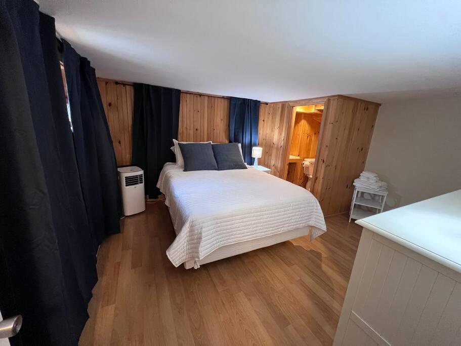 Historic Corner Apartment With Patio & Off Street Parking بورتلاند، أوريغون المظهر الخارجي الصورة