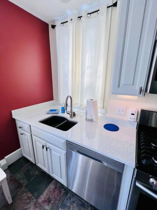 Historic Corner Apartment With Patio & Off Street Parking بورتلاند، أوريغون المظهر الخارجي الصورة