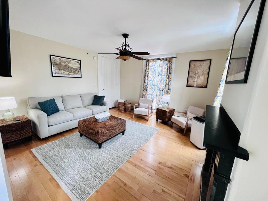 Historic Corner Apartment With Patio & Off Street Parking بورتلاند، أوريغون المظهر الخارجي الصورة