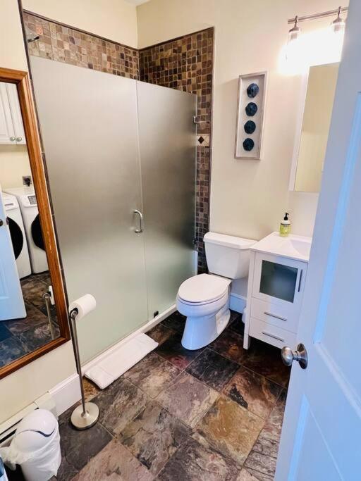 Historic Corner Apartment With Patio & Off Street Parking بورتلاند، أوريغون المظهر الخارجي الصورة